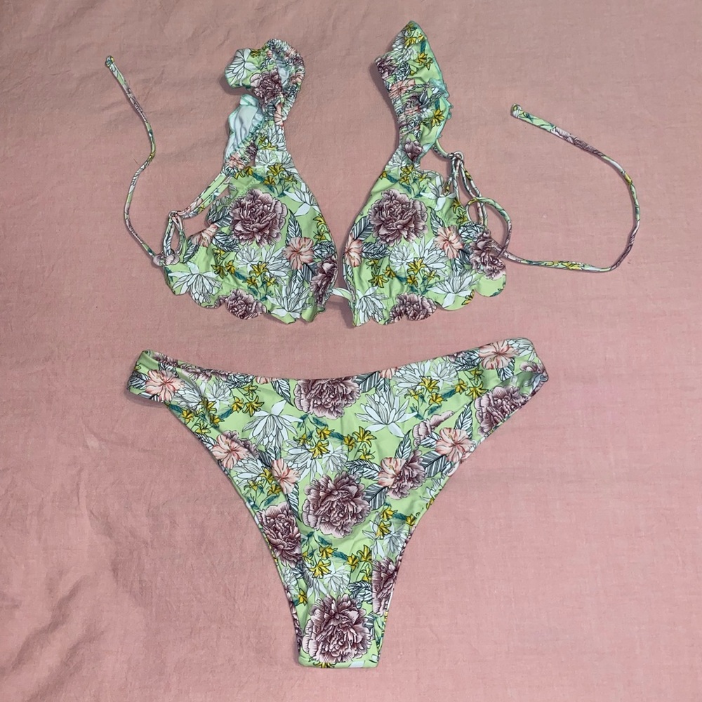 NEW Floral ruffle cheeky bikini size Large
